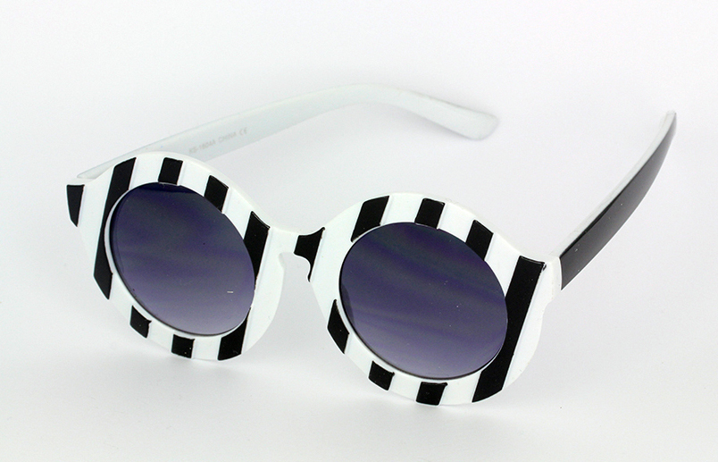 Large round sunglases in black and white