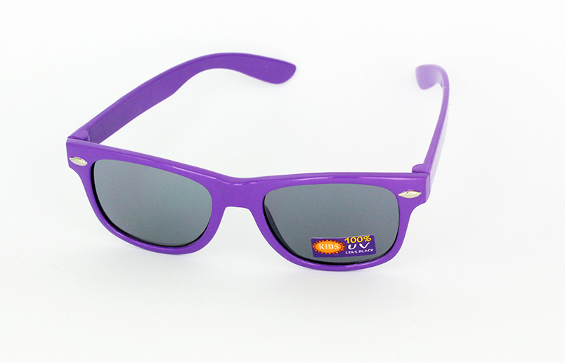 Childrens sunglasses in purple wayfarer look