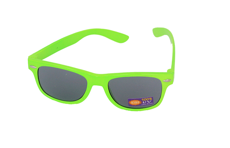 Kids sunglasses in green wayfarer look