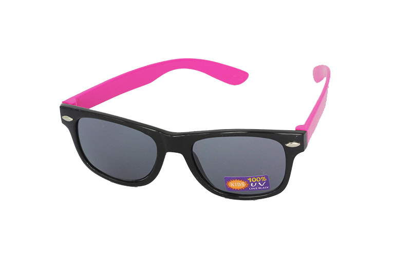 Sunglasses for children in black with pink arms