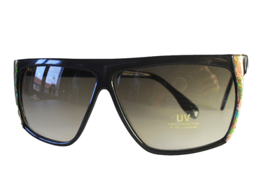 Black-edged sunglasses with flower pattern