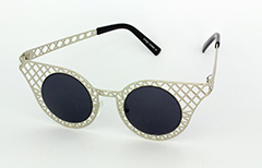 Lovely silver metal grid sunglasses in cateye design