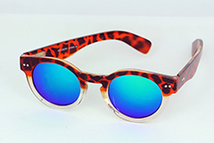 Sunglasses with round design and blue mirror lenses