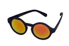 Matte round sunglasses in black with mirror lenses
