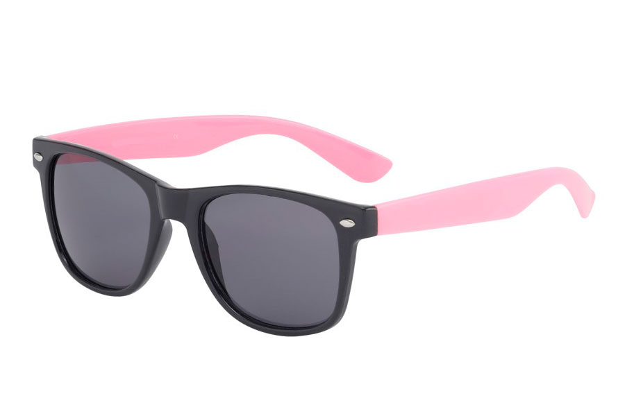 Black and pink sunglasses in wayfarer look