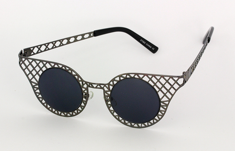 Lovely black metal grid sunglasses in cateye design