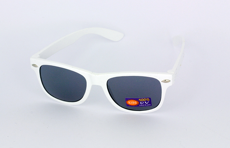 Kids sunglasses in white wayfarer look